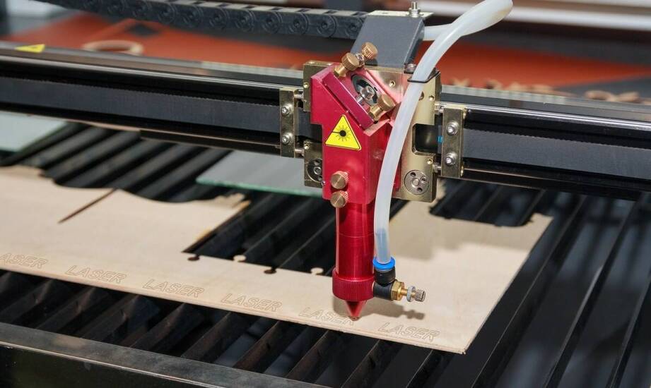 Jakie są najważniejsze cechy zacisku kabłąkowego?