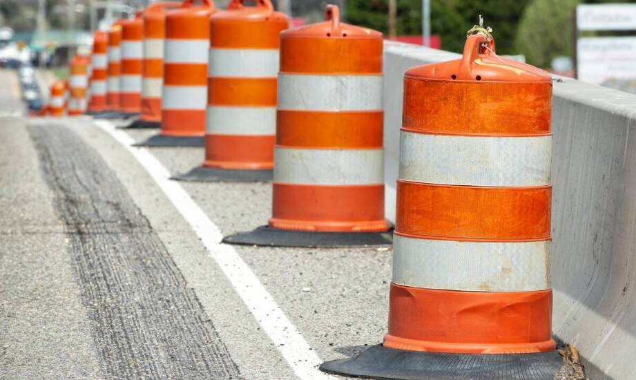 Jak tablica zamykająca u26a wpływa na organizację ruchu podczas remontów dróg?