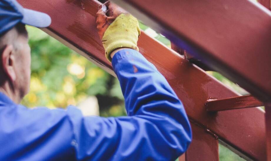 Czym różni się malowanie konstrukcji stalowych od innych materiałów?