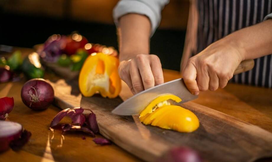 Praktyczne zastosowania noży w domowej kuchni