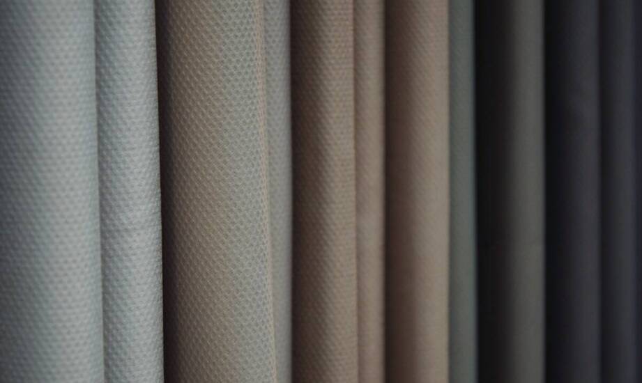 Jakie są dostępne opcje kolorystyczne dla rolet zewnętrznych?