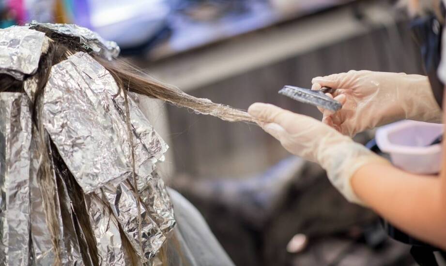 Jak zrobić refleksy na włosach w domu: Praktyczny przewodnik krok po kroku