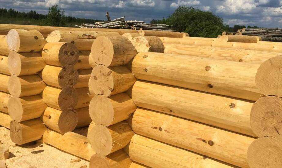 Wpływ ręcznie ciosanych bali na estetykę domków z bali bez formalności