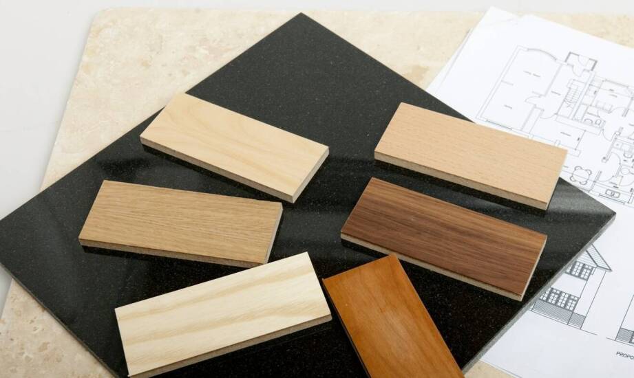 Jakie czynniki wpływają na wybór materiałów wykończeniowych w projektach wnętrz?