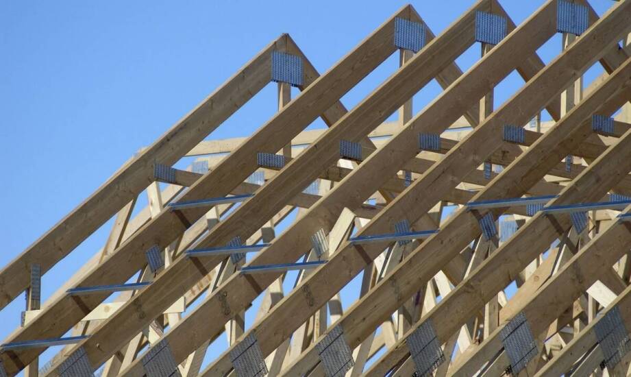 Rozwiązania dla nietypowych projektów dachowych – prefabrykowane konstrukcje drewniane