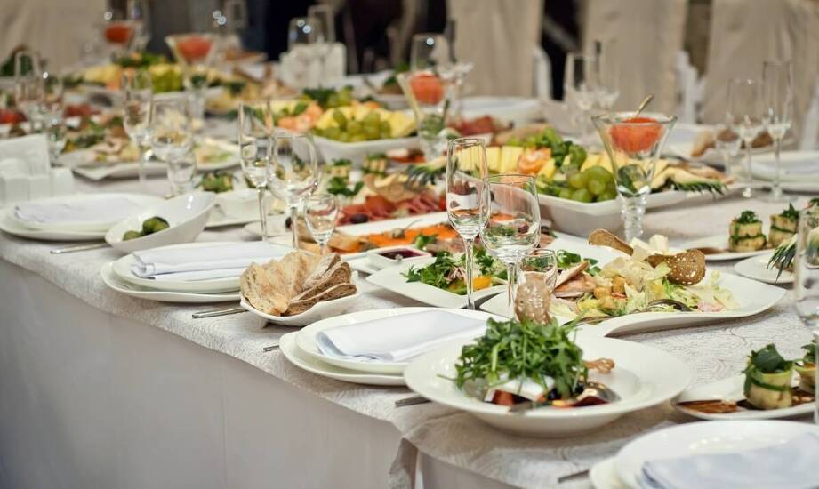 Jakie mięsa na wesele warto uwzględnić w ofercie dla par młodych preferujących nowoczesne smaki?