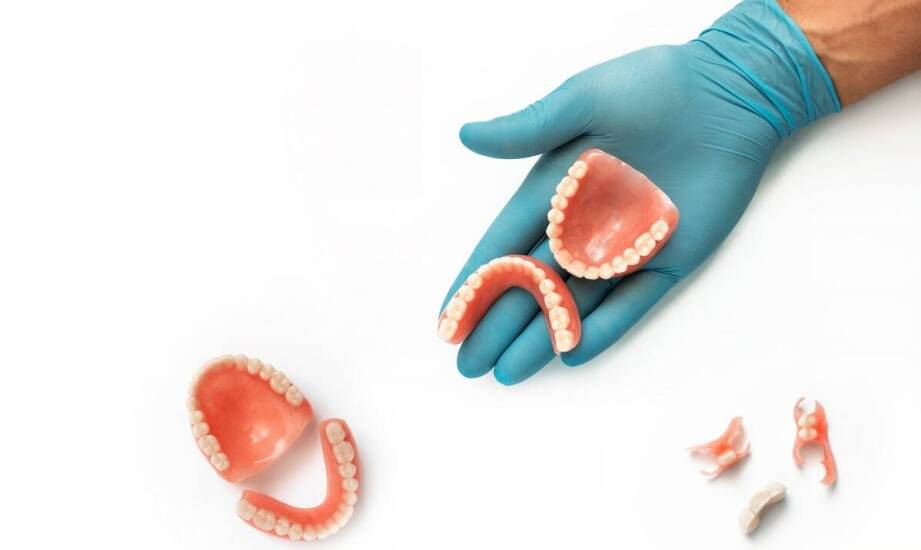 Jakie są różnice między tradycyjną a nowoczesną protetyką zębową?