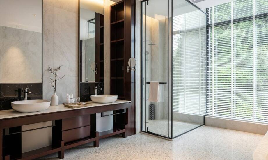 Szyby do prysznica na wymiar – połączenie estetyki i funkcjonalności w łazience