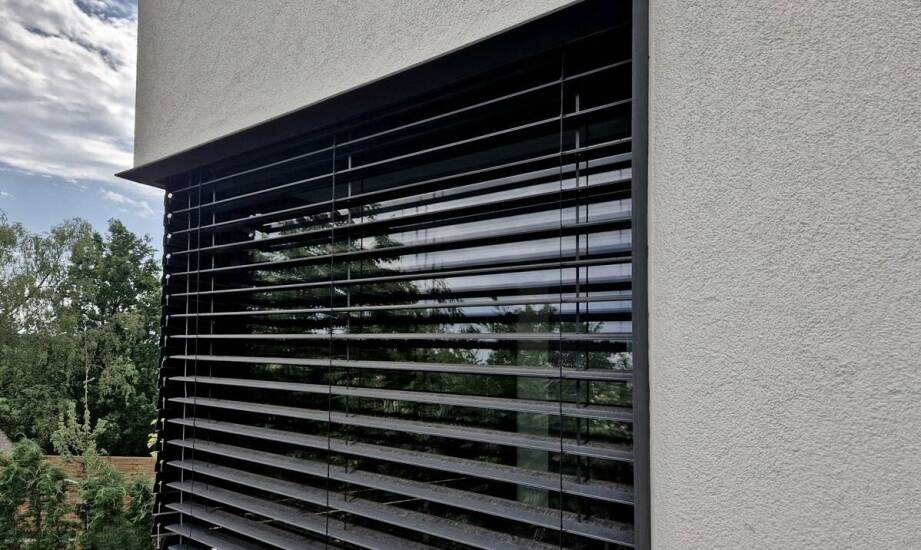 Żaluzje fasadowe jako nowoczesne rozwiązanie dla domów z dużymi przeszkleniami