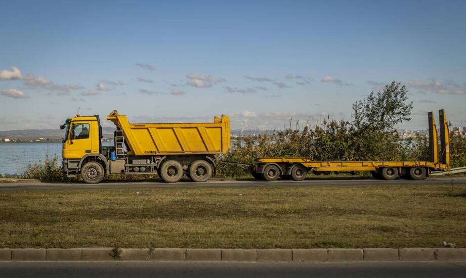 Jakie czynniki wpływają na wybór przyczepy niskopodwoziowej tandem?