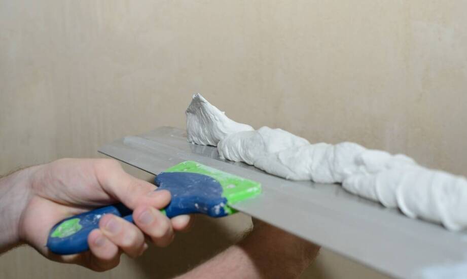 Mrozoodporne zaprawy klejące – dlaczego są ważne przy montażu parapetów?