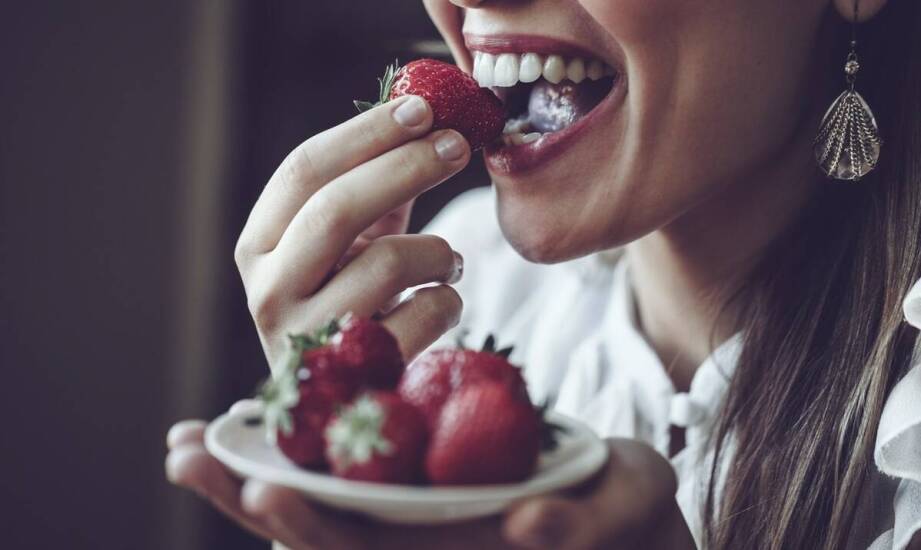 Sezonowe jedzenie truskawek – korzyści dla zdrowia i samopoczucia