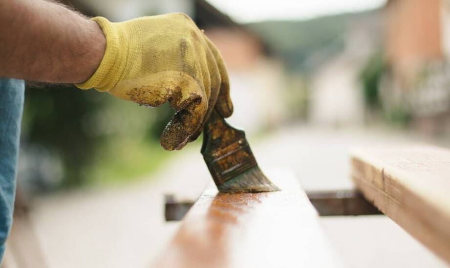 Malowanie drewnianych elementów – kluczowe aspekty dla trwałości efektu