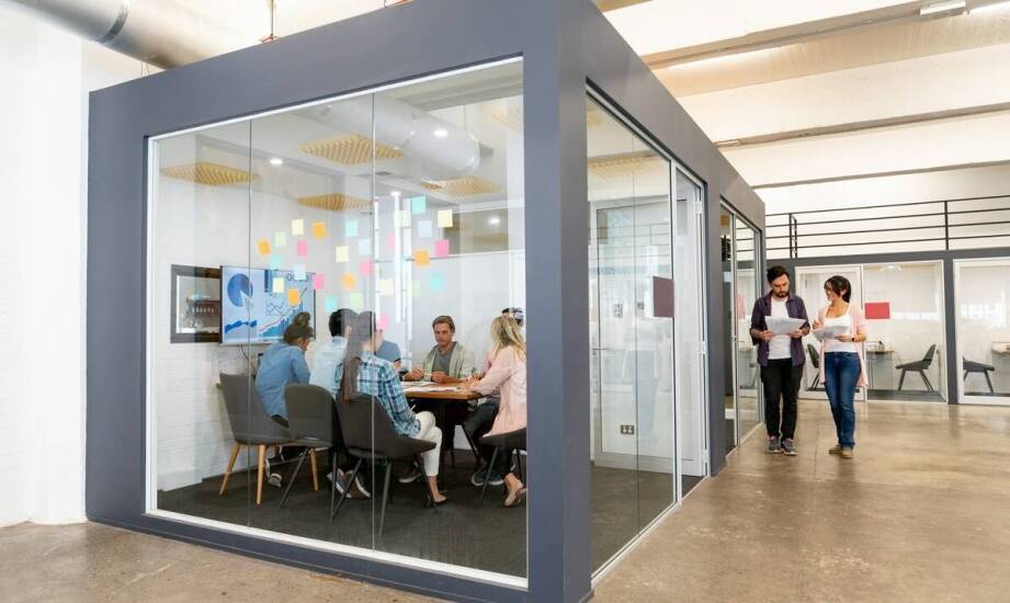 Wpływ tablic informacyjnych na komunikację wizualną w przestrzeni publicznej