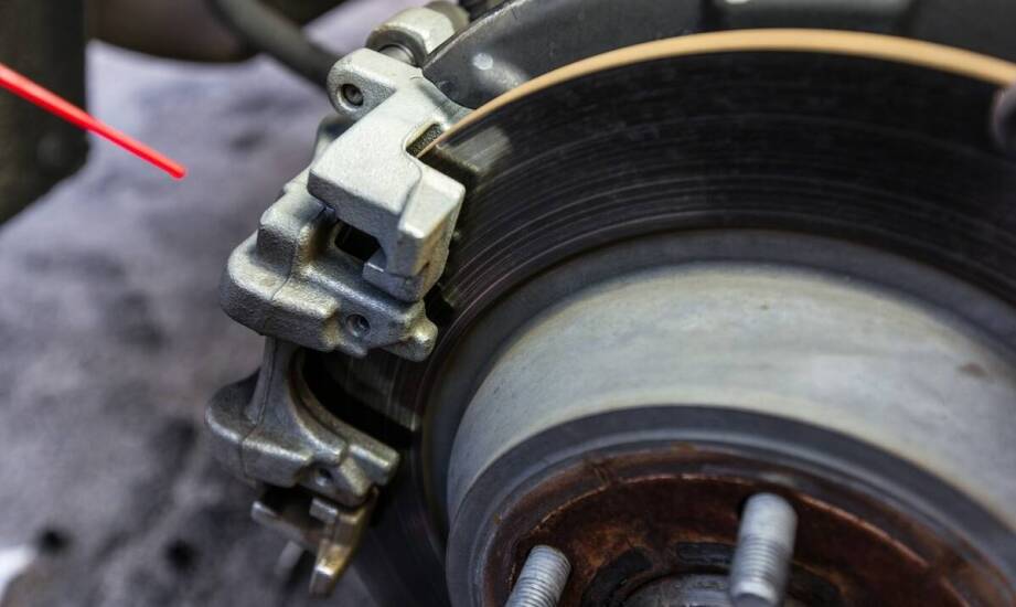 Wpływ materiałów na trwałość zacisków w przemyśle motoryzacyjnym