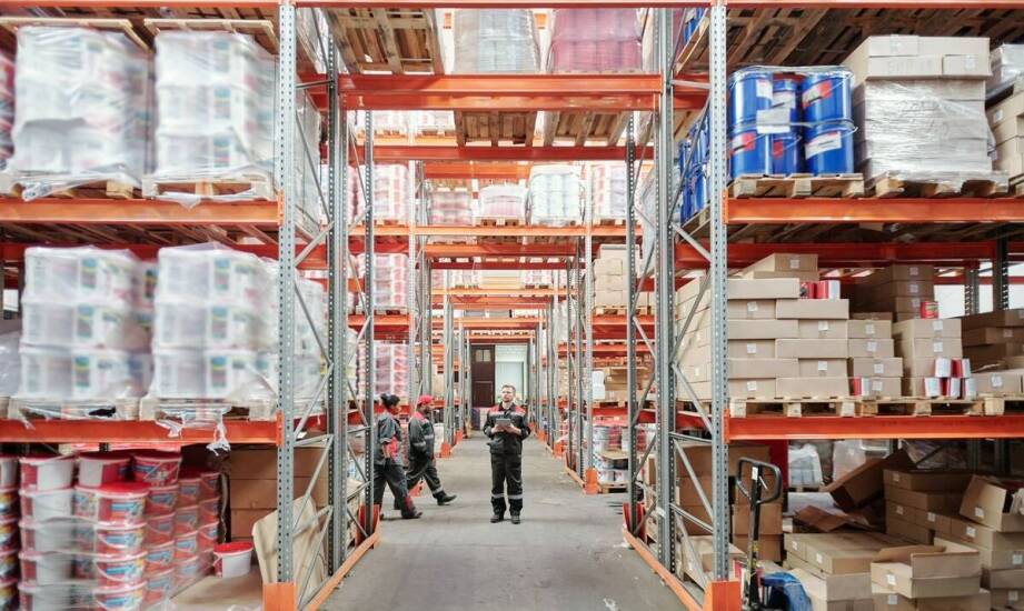 Jakie są wyzwania związane z adaptacją nowych profili do istniejących systemów regałowych?