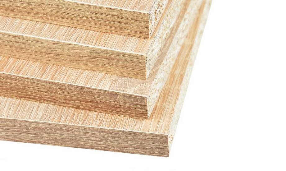 Zastosowanie sklejek antypoślizgowych w budowie lawet i ich znaczenie