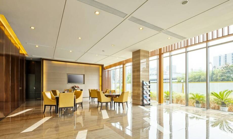 Jakie są zalety użycia postumentów z plexi w branży hotelarskiej?