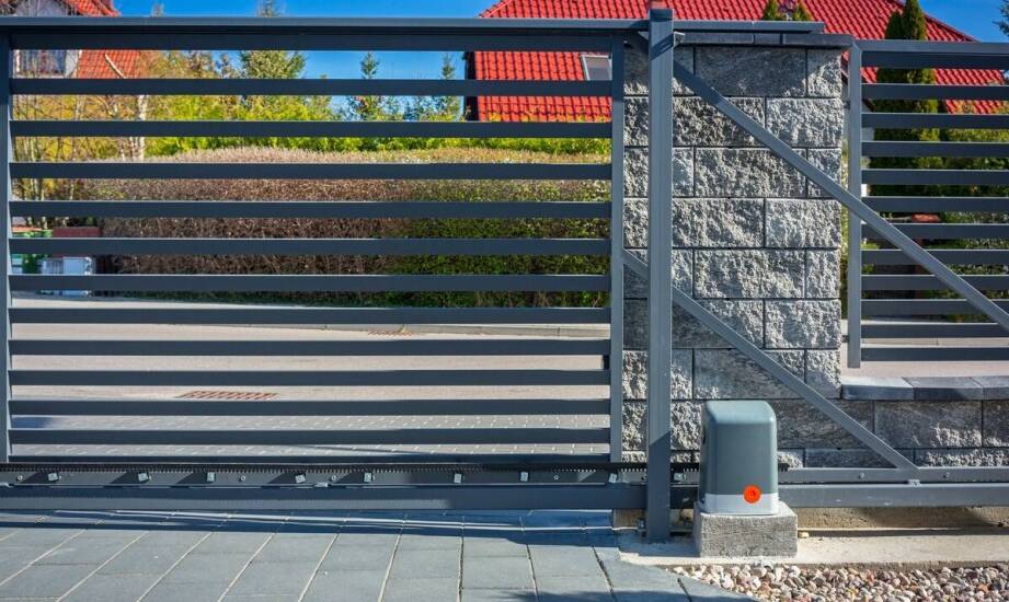 Jakie są zalety montażu używanych bram wjazdowych przez specjalistów?