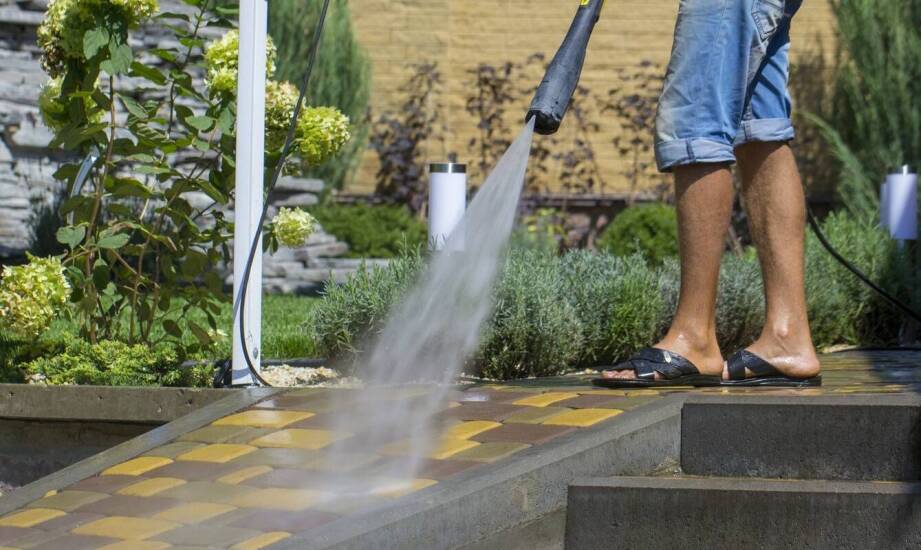 Jak dobrać odpowiednie usługi czyszczenia kostki brukowej dla swojej firmy?