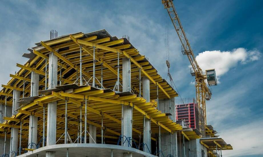 Bezpieczeństwo i stabilność: jak prefabrykowane wiązary wpływają na budynek?