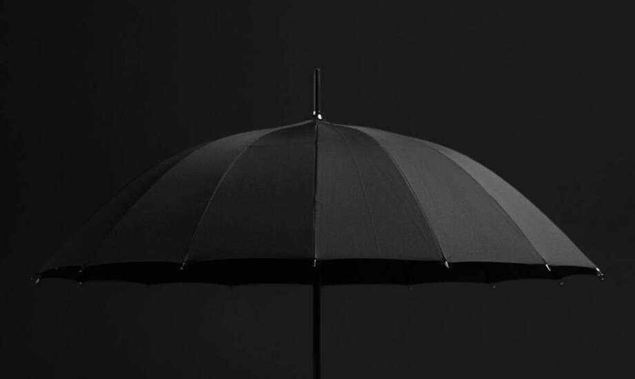 Parasole ogrodowe z logo firmy – jakie materiały najlepiej się sprawdzają?