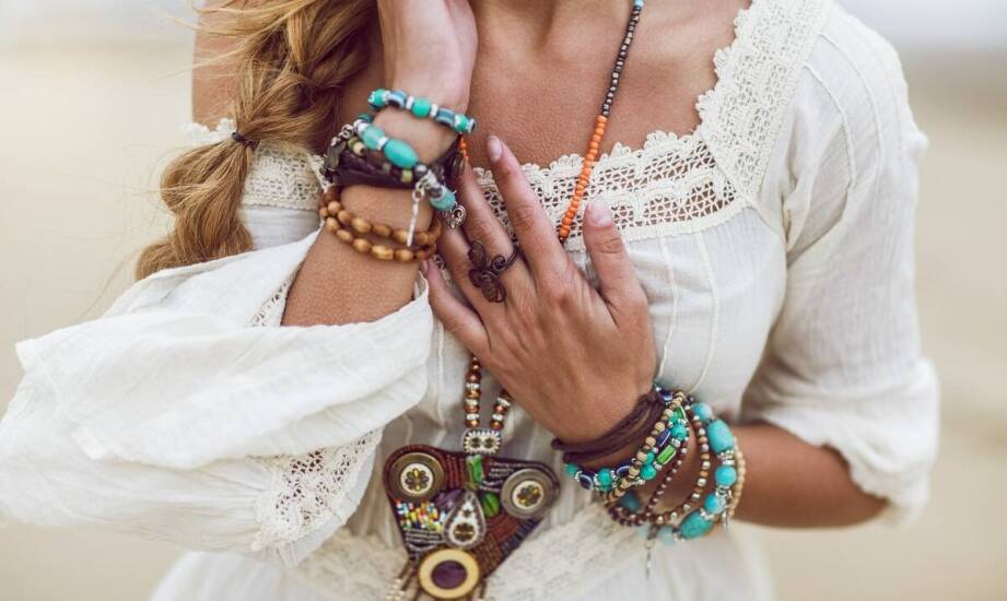 Wyjątkowość i różnorodność naszyjników boho z chwostem