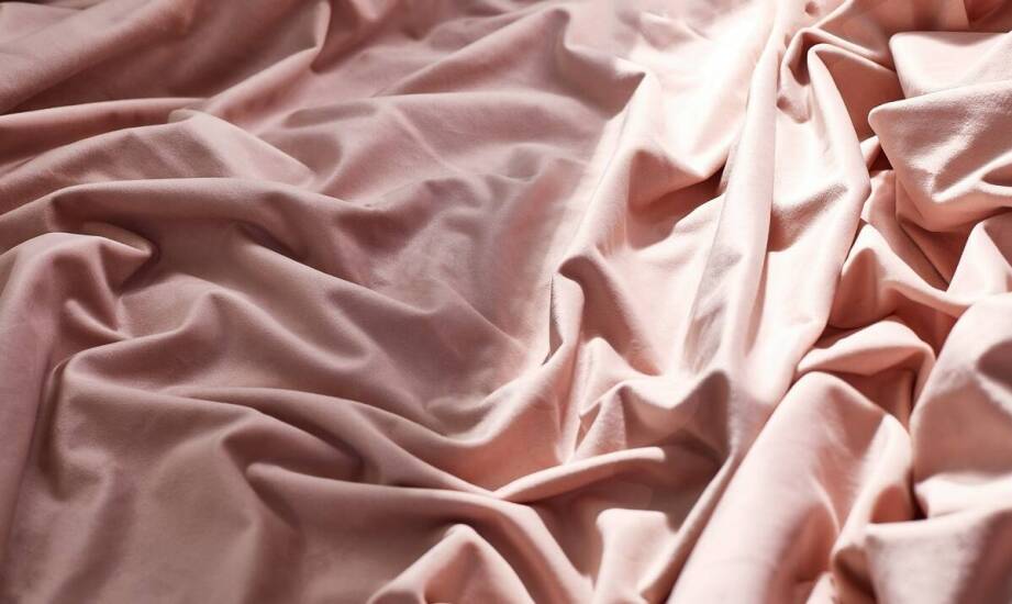 Pościel satyna jedwabna 160x200 – jak minimalizuje rozwój grzybów i pleśni?