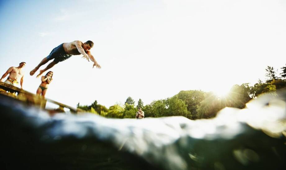 Różnorodność ćwiczeń możliwych na trampolinie 3 osobowej