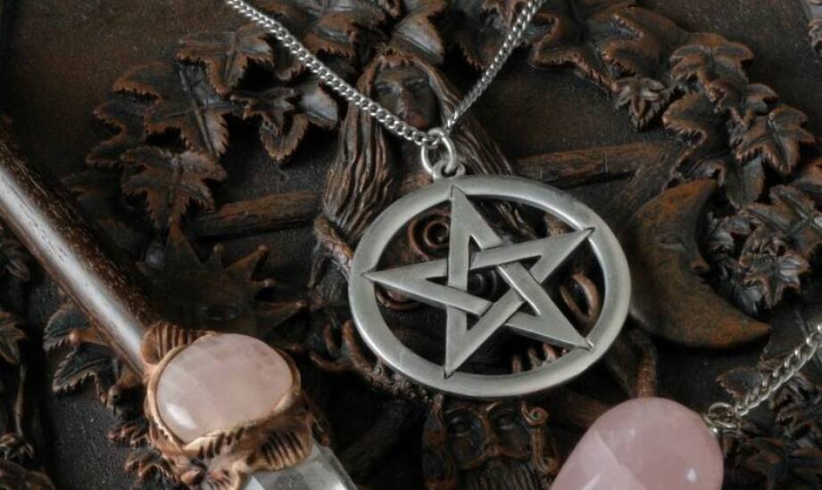 Symbolika naszyjnika Młot Thora w biżuterii z kamieni naturalnych