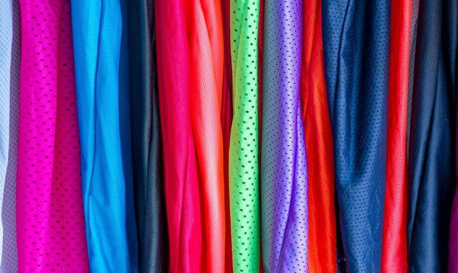 Jakie materiały dominują w produkcji neonowych toreb i dlaczego?