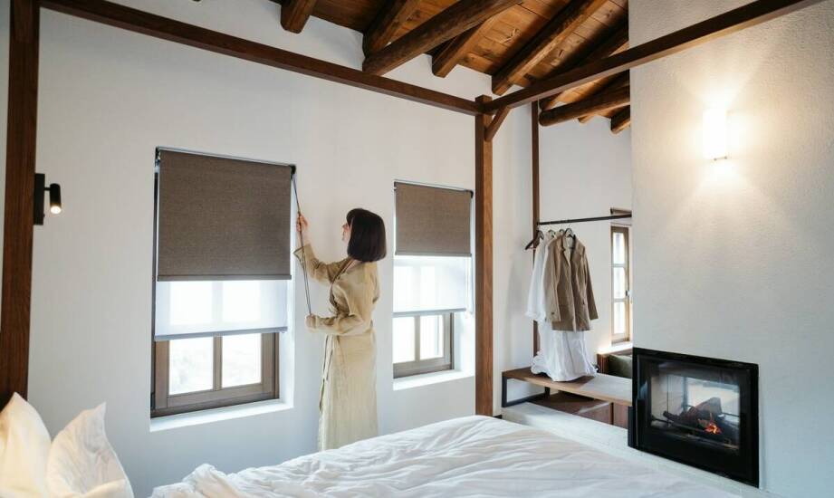 Stylizacje domowe: jak nosić piżamę damską z długim rękawem poza sypialnią?