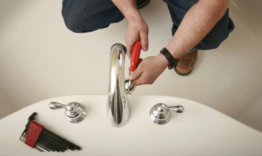 Jak prawidłowo używać klucza do baterii wannowej, aby uniknąć uszkodzeń?