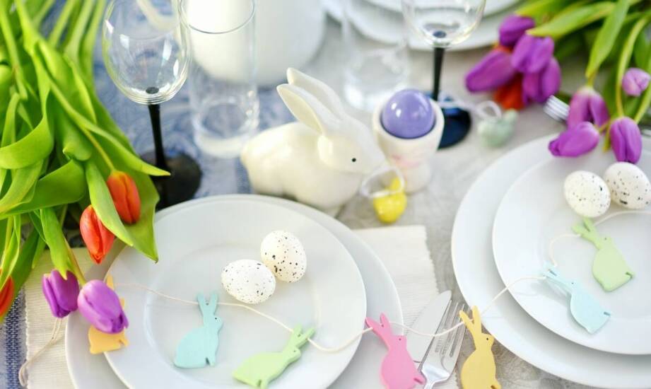 Wykorzystanie drewnianych ozdób w dekoracji stołu wielkanocnego