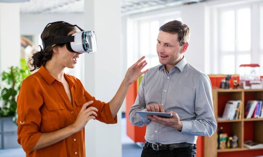 Jak technologie VR i AR zmieniają oblicze filmów promocyjnych?