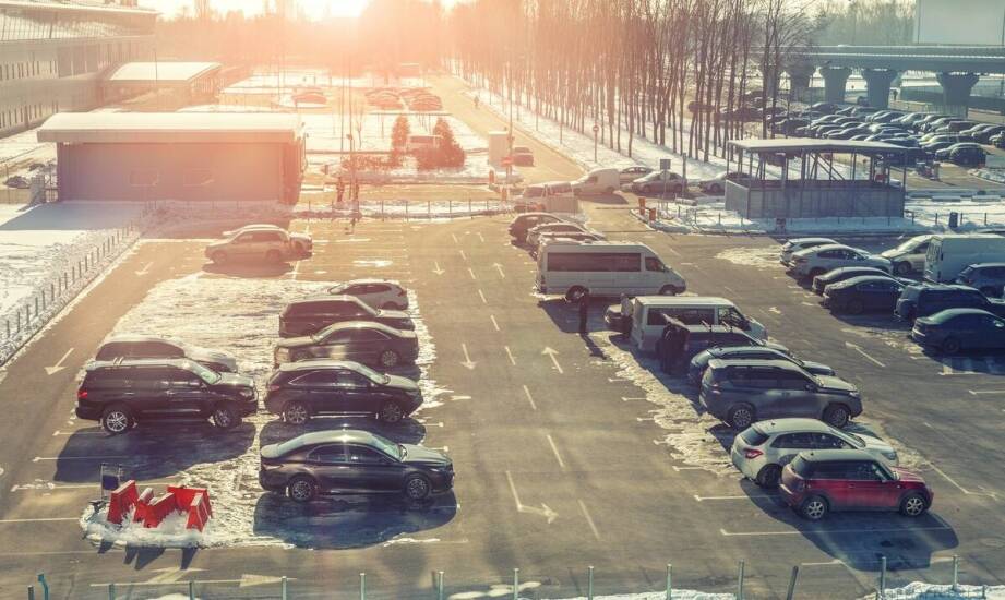 Bezpieczeństwo pojazdu dzięki ogrodzonemu terenowi parkingu