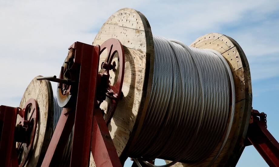 Jakie materiały zapewniają trwałość rolek do rozwijania kabli?