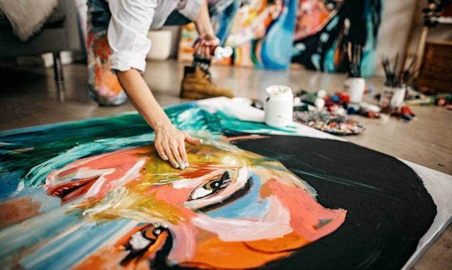 Znaczenie małych grup w efektywnej nauce rysunku i malarstwa