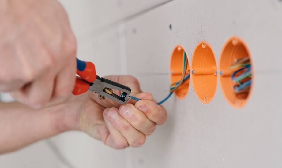 Znaczenie zestawu narzędzi izolowanych w nowoczesnych instalacjach elektrycznych