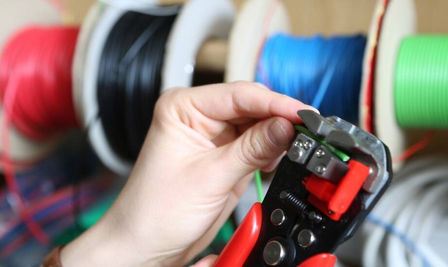 Jakie korzyści przynoszą nowoczesne zaciskarki do kabli elektrycznych dla branży elektroinstalacyjnej?