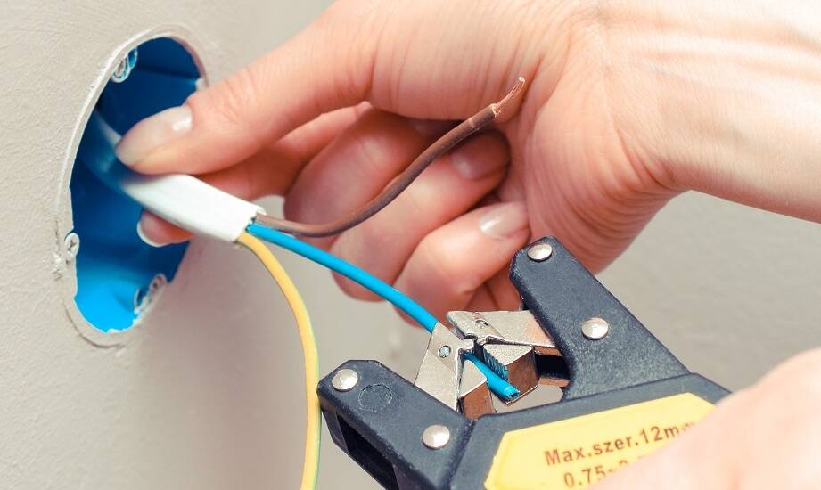 Jakie korzyści przynosi użycie zaciskarki do przewodów elektrycznych w pracy elektroinstalacyjnej?