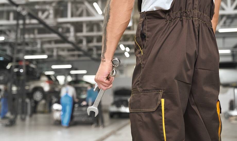 Spodnie robocze ogrodniczki a regulacja temperatury ciała