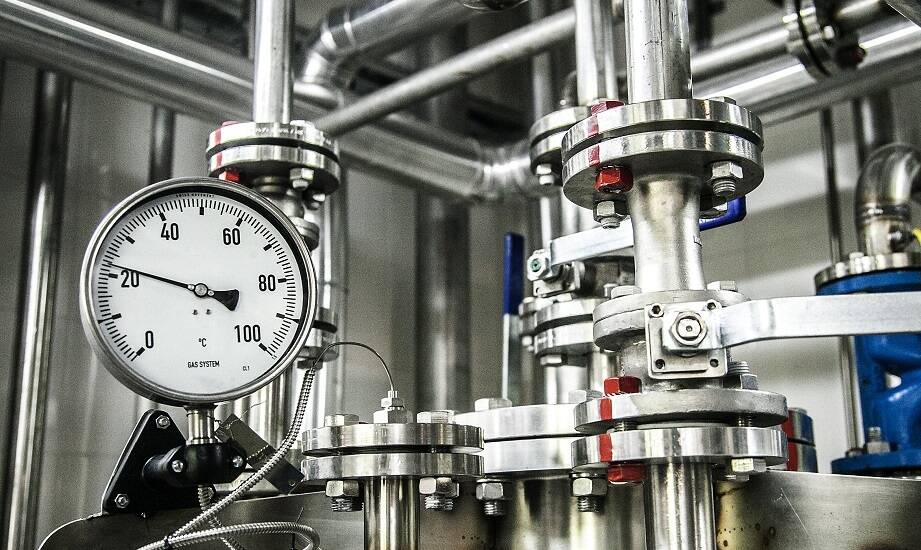 Instalacje ciśnieniowe a efektywność energetyczna budynków przemysłowych