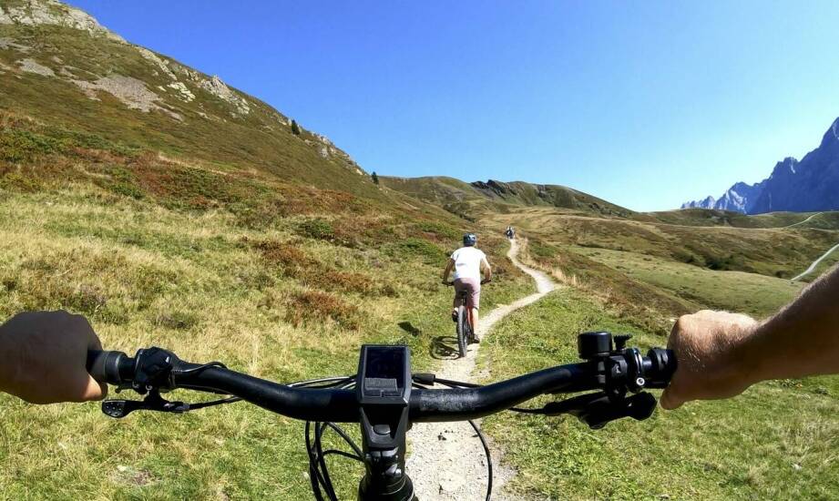 Jakie wyzwania czekają na rowerzystów w austriackich Alpach?