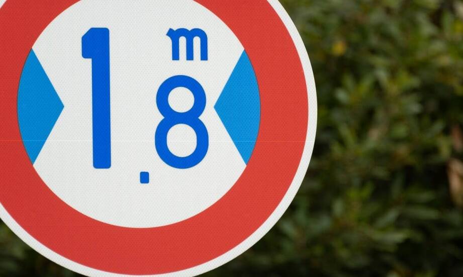 Znaczenie znaku "zakaz b1" w kontekście ochrony środowiska miejskiego