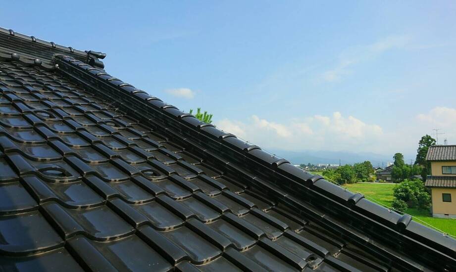 Dachówki cementowe czy ceramiczne? Wybierz dachy różan dla swojego projektu