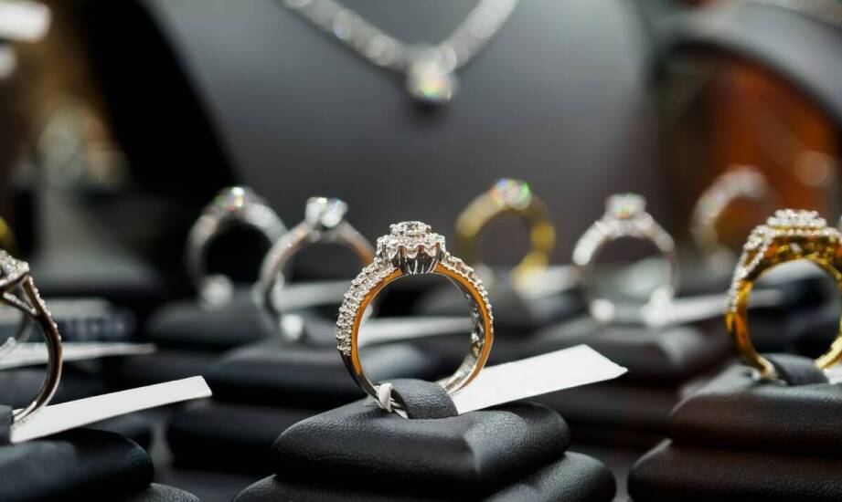 Porównanie cen biżuterii u różnych jubilerów online