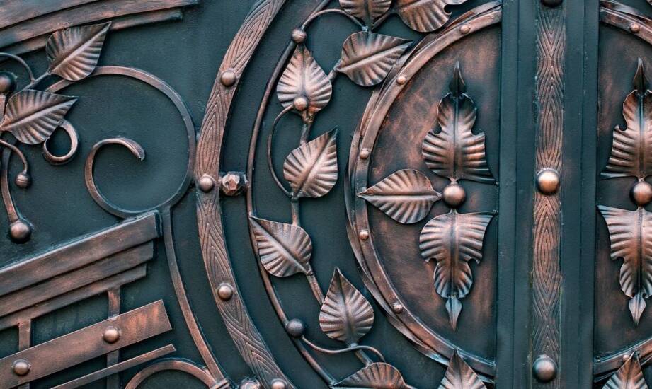 Jakie są zalety wyboru niestandardowych rozwiązań w zakresie bram?