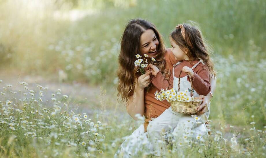 Jakie elementy scenerii mogą wzbogacić sesję zdjęciową rodzinną?