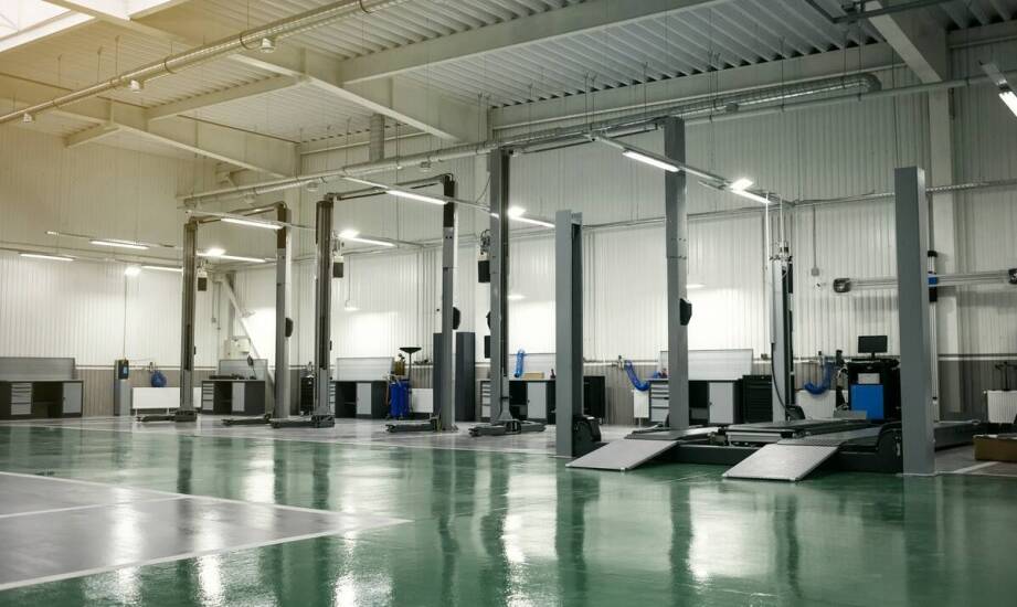 Wpływ jakości żywic na trwałość i estetykę posadzek przemysłowych